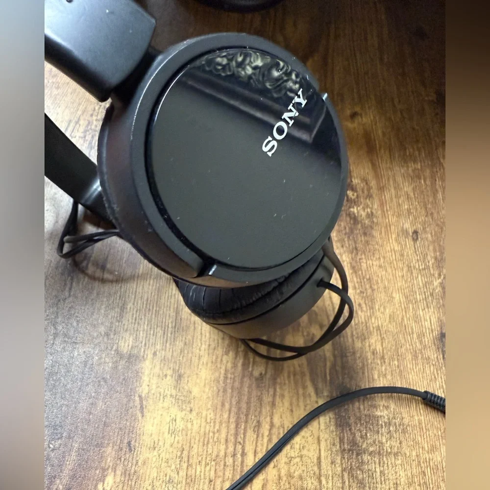 SONY ear headphones. Over-Ear Headphones, black. In excellent condition